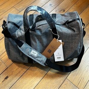 BNWT Herschel Novel Duffel 43L